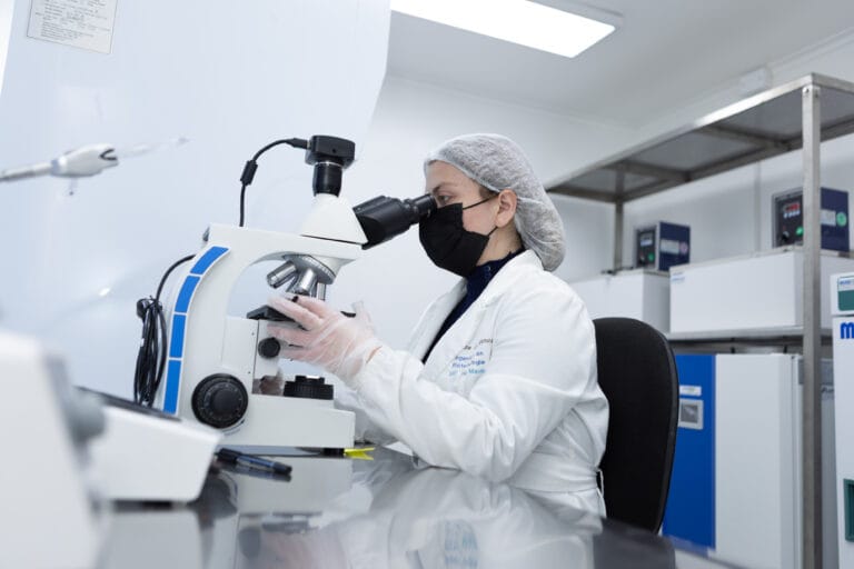 Nosotros - Fotografía Laboratorio Microbiologico