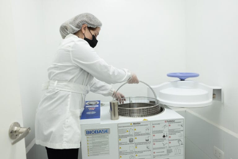 Nosotros - Fotografía Laboratorio Microbiologico