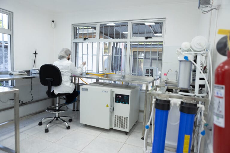 Nosotros - Fotografía Laboratorio Microbiologico
