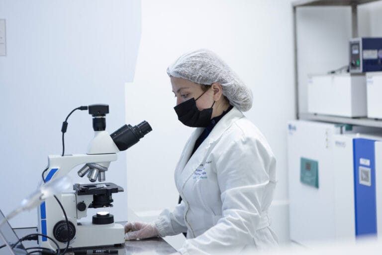 Nosotros - Fotografía Laboratorio Microbiologico
